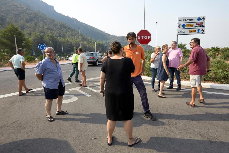 La Guàrdia Civil assenyala que els veïns es troben molt nerviosos davant la incertesa sobre si els seus habitatges s'han vist arrasats per les flames.