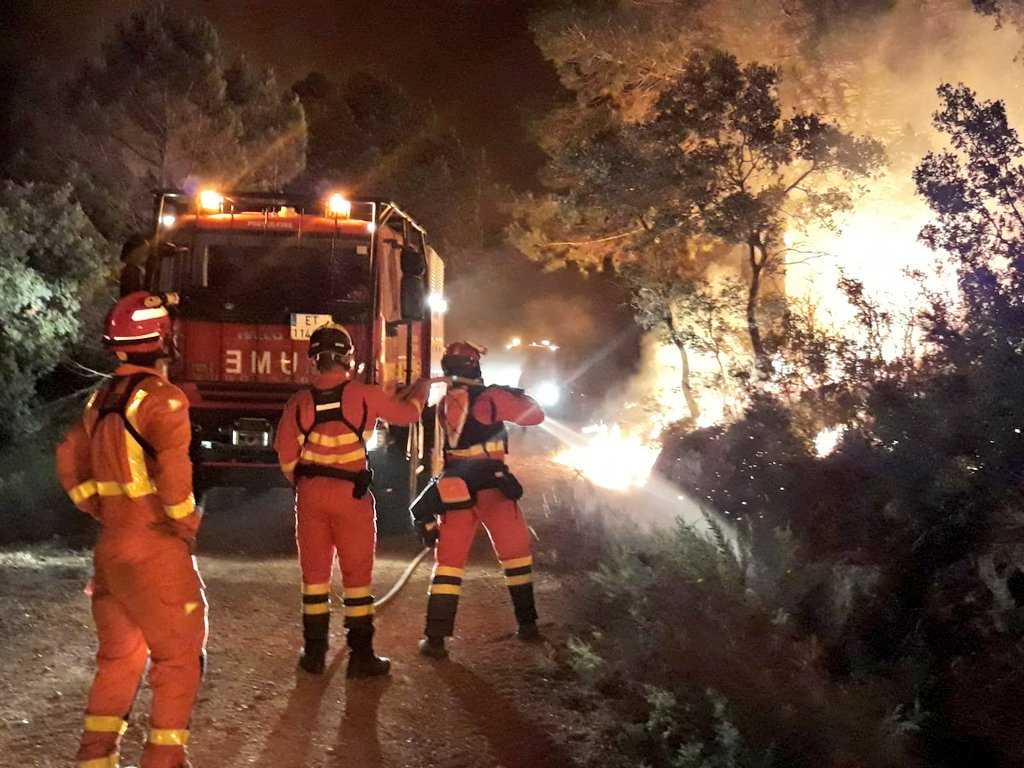 Imatge nocturna de l'incendi de Llutxent.