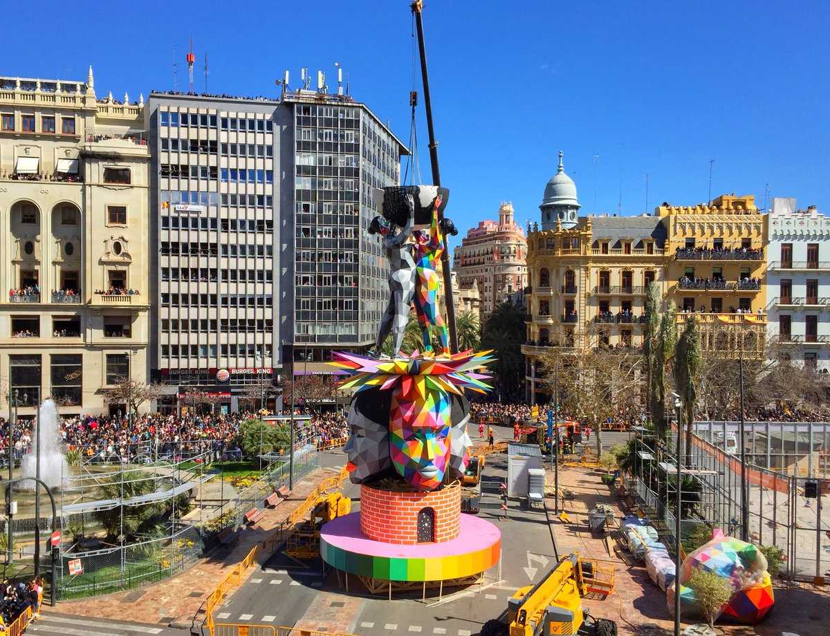 La falla municipal de l'artista internacional Okuda San Miguel i dels artistes fallers Latorre y Sanz Artesanos, podrà arribar a cremar durant més d'una hora pel material utilitzat.