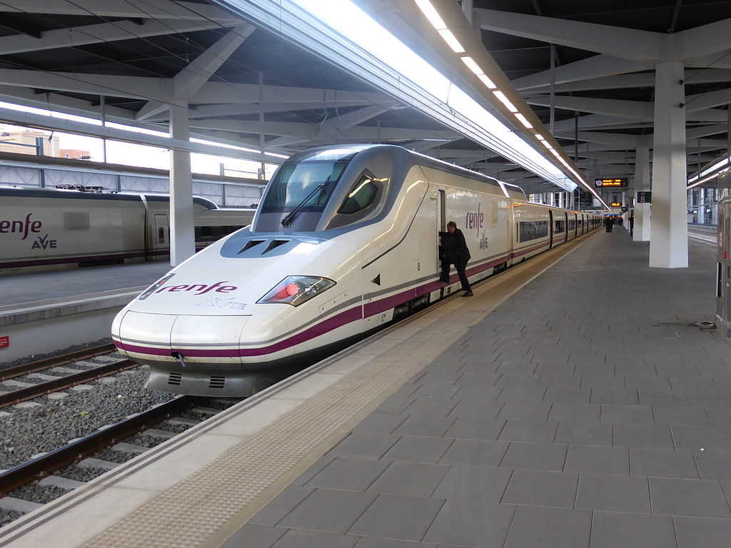 Renfe llança la campanya 'De rebaixes en tren' en les seues vendes 'online' per a viatjar en els trens AVE i Llarga distància.