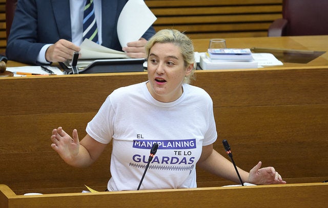 En la imatge, la diputada de Podem Cristina Cabedo durant la seua intervenció en les Corts.