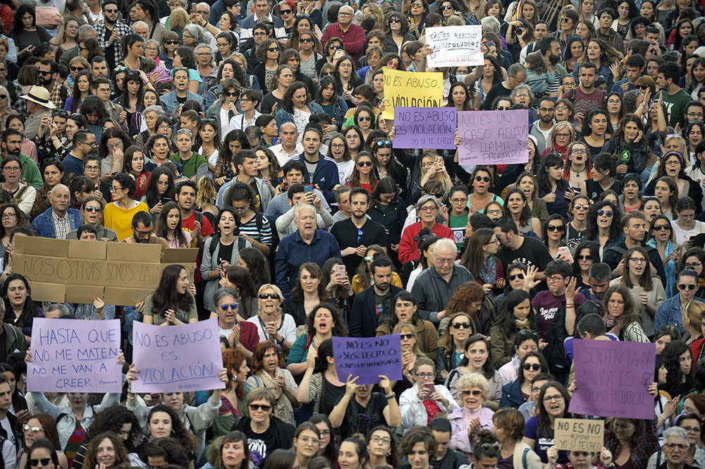 A València, la protesta ha començat a les 19 hores davant l'Ajuntament i ha conseguit aplegar milers de persones.