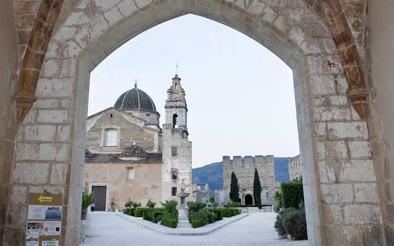 Vista del Monestir de Santa Maria de la Valldigna des del Portal Nou (Simat de la Valldigna).