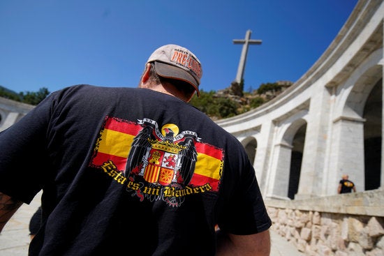 Un home amb una samarreta amb la bandera franquista al Valle de los Caídos.