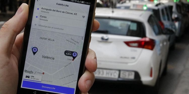 La plataforma Cabify posa en contacte empreses de transport privat amb clients