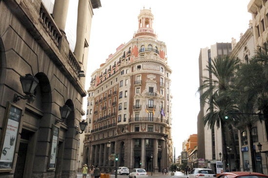 Imatge general de l'edifici del Banc de València, on s'ha traslladat la seu social de CaixaBank.
