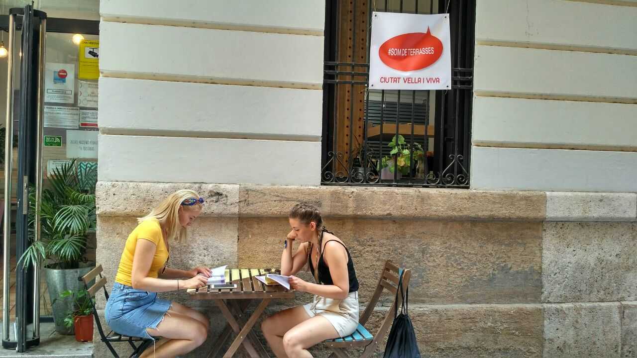 La campanya #somdeterrasses vol posar en valor la importància de les terrasses a Ciutat Vella.