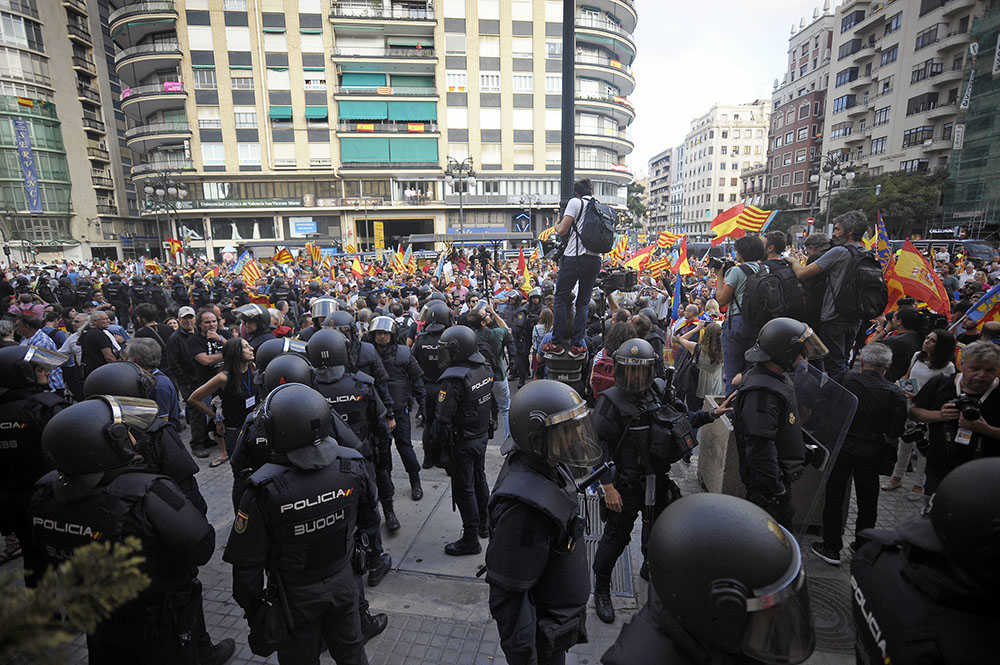 Policies antialdarulls, davant d'un grup d'ultres que van acudir a rebentar la marxa