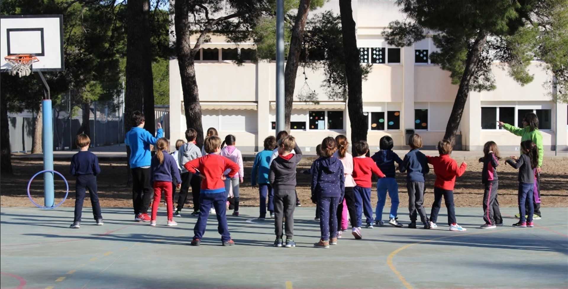 Less extraescolars han de ser que de forma generalitzada gratuïtes i, en aquells casos en què el consell escolar ho determine, pot haver-hi un màxim de dos extraescolars de pagament de no més de 25 euros.