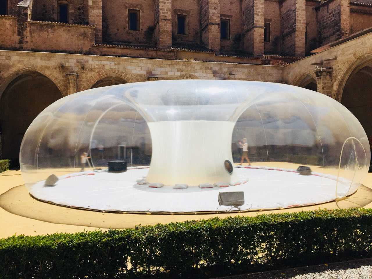 Marco Canevacci, Edu Comelles, José Luís Pérez Pont, Inma García, Meritxell Barberá i José María Company, dins de la instal·lació plàstica ubicada al claustre gòtic del Centre del Carme.