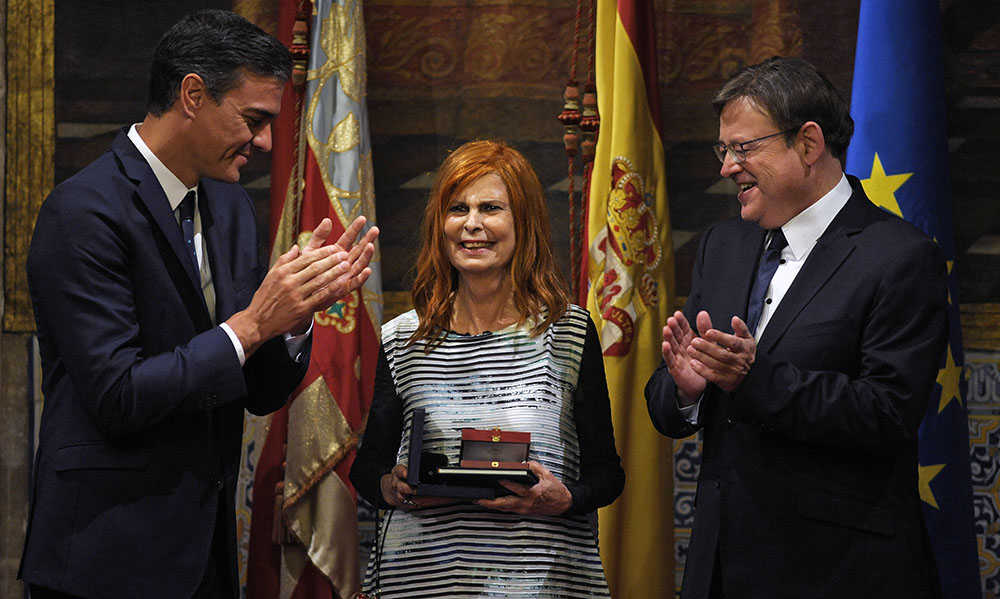 Carmen Alborch junt amb el president espanyol Pedro Sánchez i el cap del Consell Ximo Puig el passat 9 d'Octubre.
