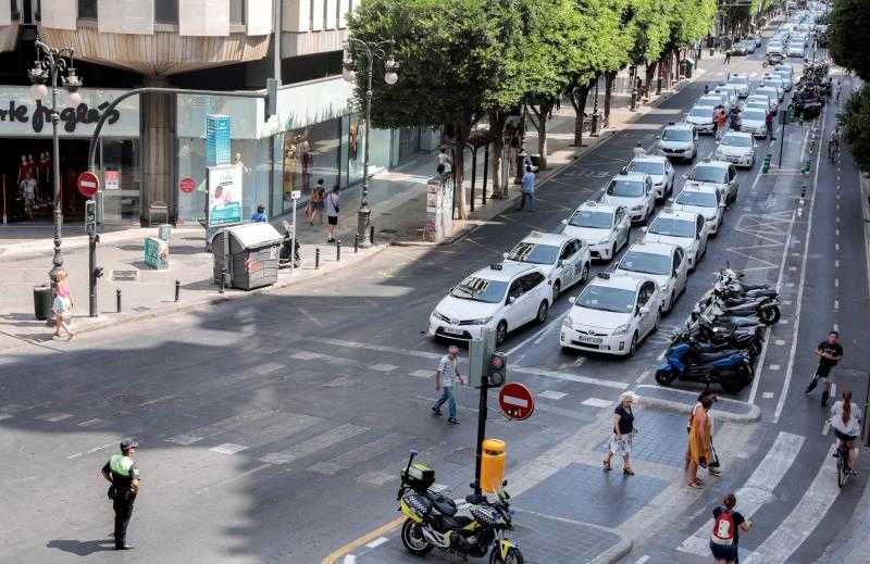 Centenars de taxis concentrats al carrer Colom de València durant la vaga d'aquest dilluns.