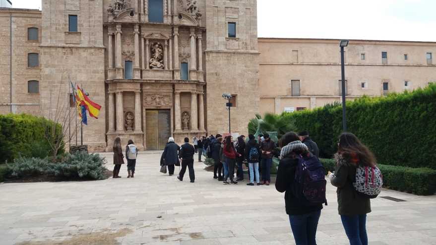 El recorregut de la visita cultural inclou el claustre sud del monestir, l'església de Sant Miquel i la cripta on es guarden les restes dels virreis, entre d'altres.