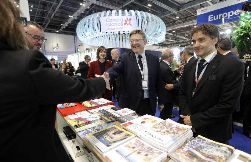 El president de la Generalitat, Ximo Puig i el director d'Agència Valenciana de Turisme aquest dilluns a la a la fira de turisme World Travel Market