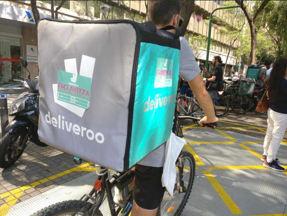 Un repartidor de Deliveroo, aquest divendres en la mobilització de ridersxderechos de Barcelona