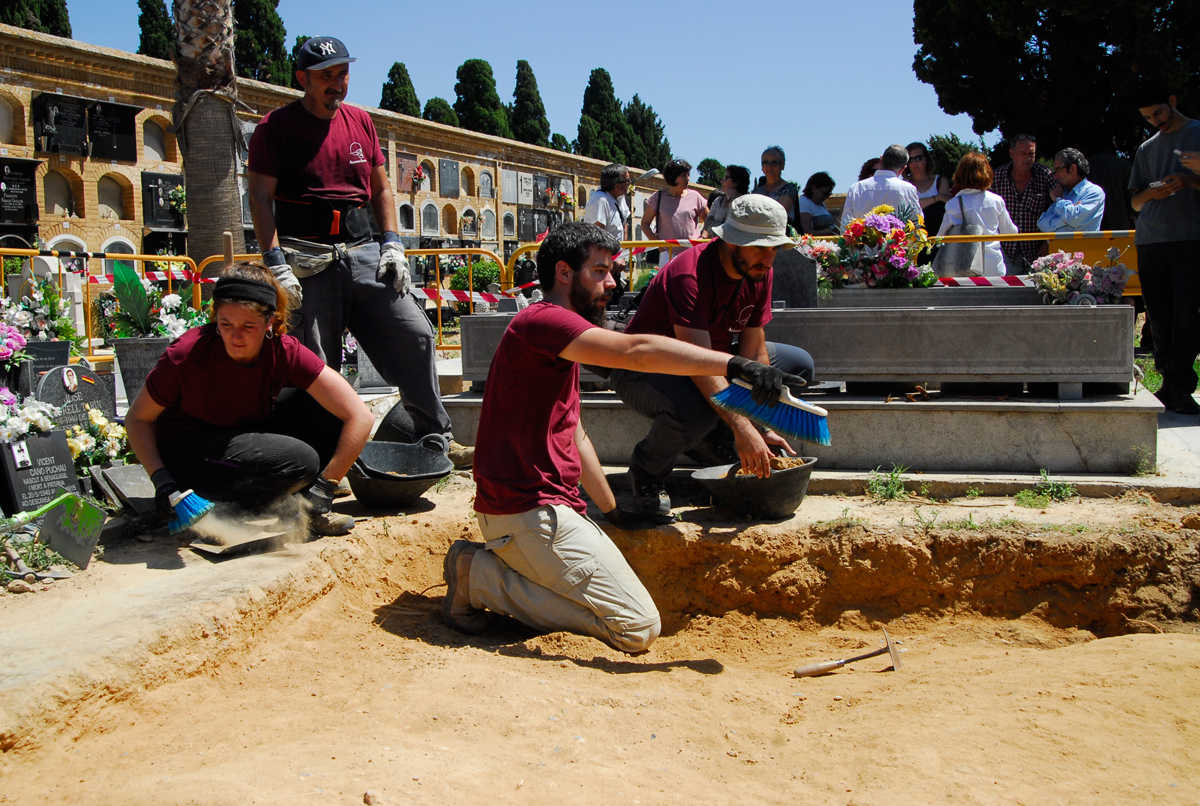 L'inici dels treballs d'exhumació de la fossa 112 del cementeri municipal de Paterna van ser el 20 d'agost.