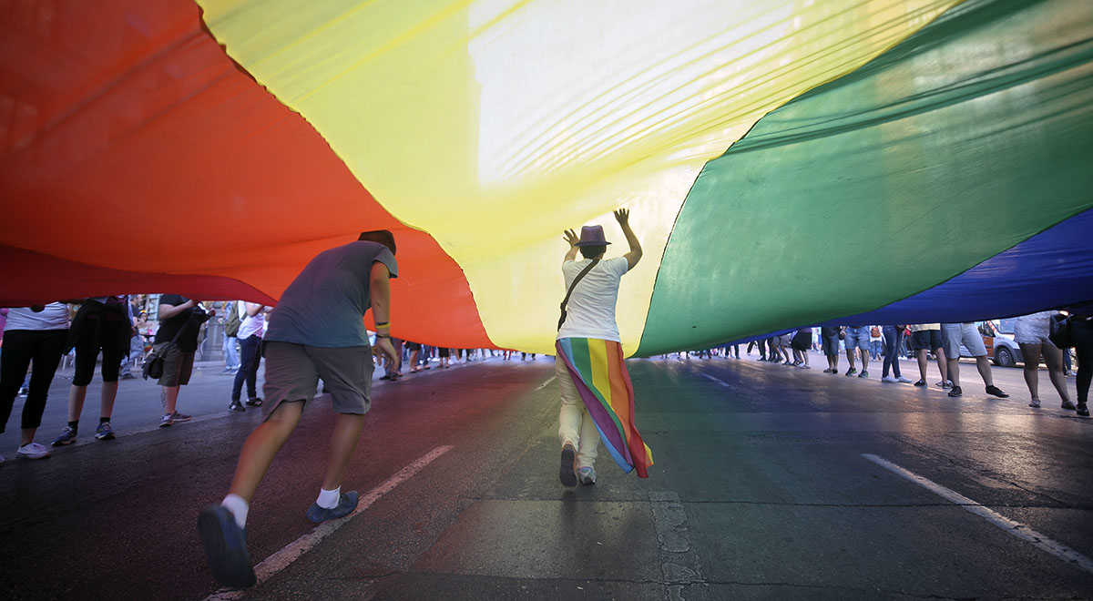 La bandera amb els colors de l'arc de Sant Martí símbol del col·lectiu LGTB.