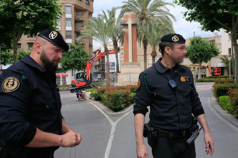 La Guàrdia Civil ha hagut de personar-se a la plaça de la Pau de la Vall d'Uixó per a garantir que els treballs d'enderroc es pogueren realitzar.