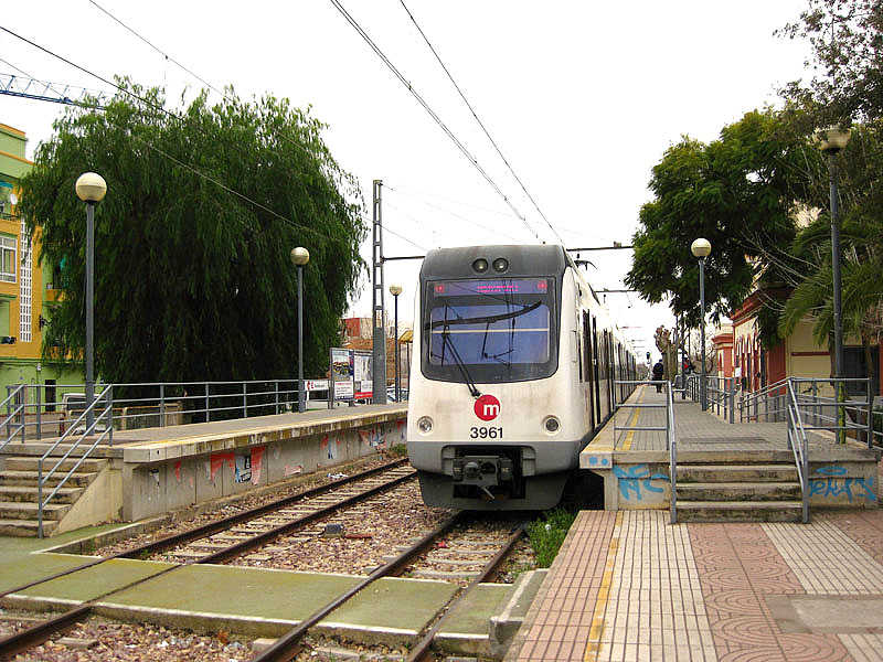 L'empresa pública ha emés 24.300 targetes especials que han començat a distribuir-se en les màquines d'autovenda i a les estacions de la línia 3 (Aeroport-Rafelbunyol). 