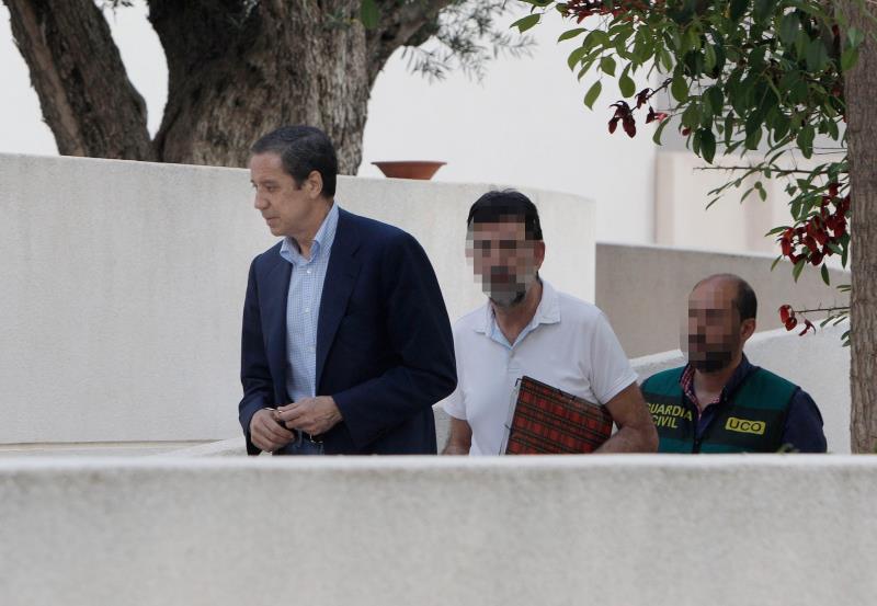 Eduardo Zaplana (en la imatge, detingut al seu xalet de Benidorm)  s'ha convertit en poques hores en extreballador de Telefónica i exmilitant del PP.