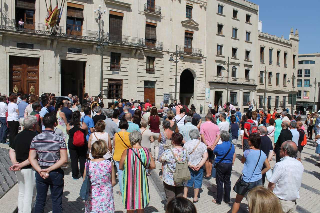 Concentració a Alcoi en rebuig als atemptats terroristes a Barcelona i Cambrils.