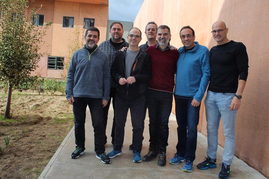 La primera foto dels polítics catalans a la presó de Lledoners, distribuïda per Òmnium Cultural.