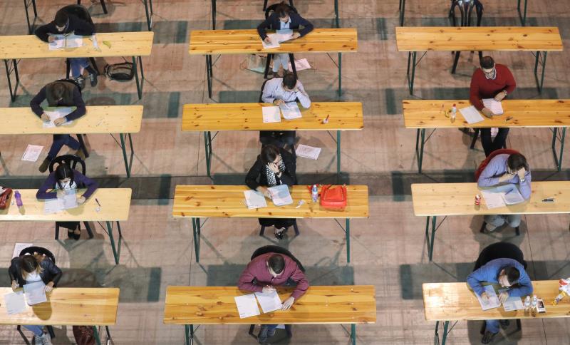 A fi de garantir la competència acadèmica en les dues llengües oficials i en un idioma estranger de les persones graduades per la Universitat de València, se substituiran progressivament les agrupacions horàries monolingües per agrupacions plurilingües.