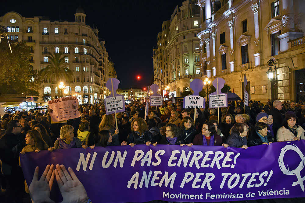 Aproximadament un milers de persones s'han concentrat a la plaça de l'Ajuntament de València.