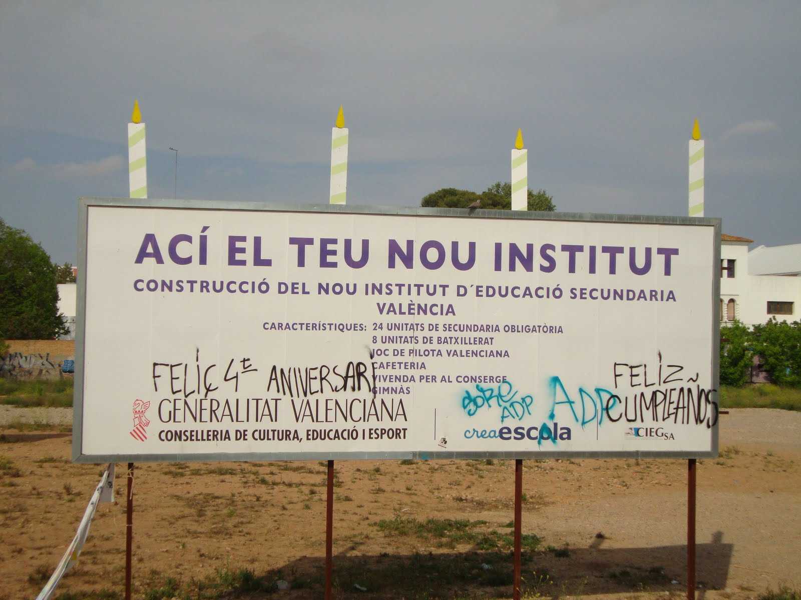 Un cartell anunciant la construcció per part de Ciegsa d'un col·legi al barri de Jesús de València.