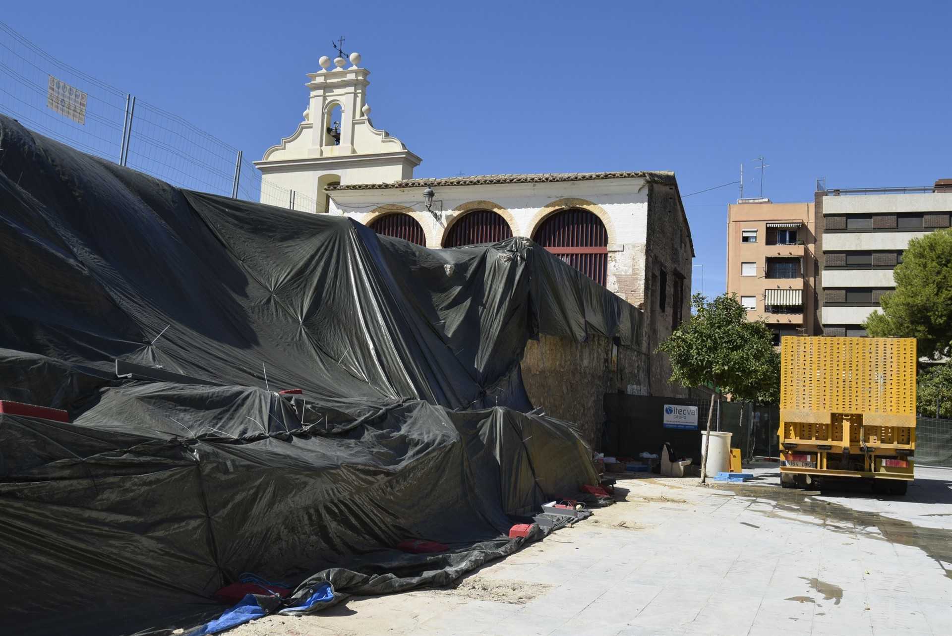 L'inici de la reconstrucció del mur del Pati de Sitges de Burjassot s'iniciarà el dilluns retirant les restes que van quedar en la zona.