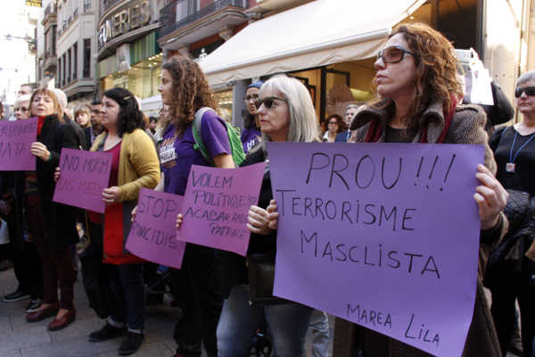 Pancartes de rebuig a la violència contra les dones.