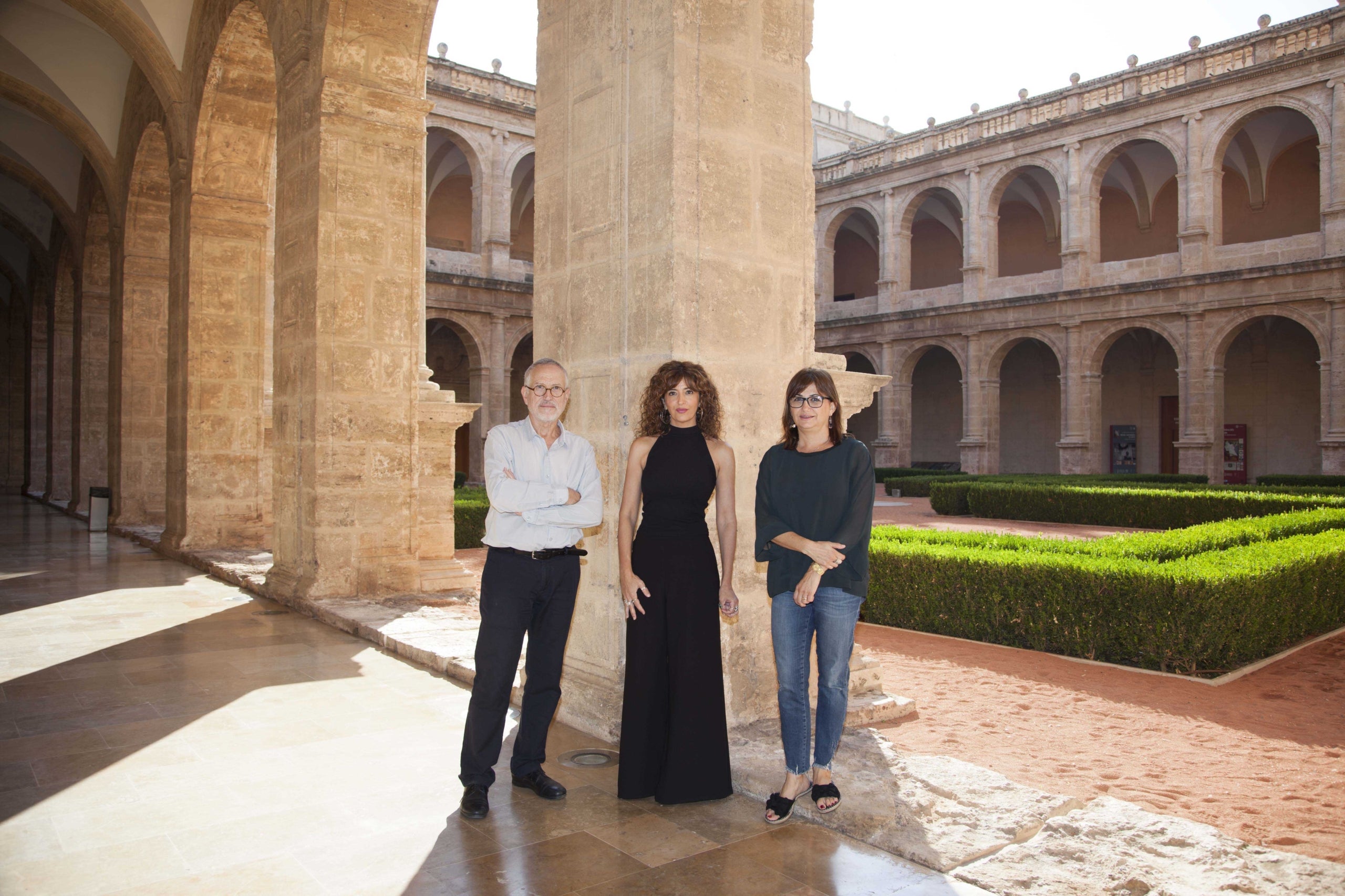 Anna Moner, al centre de la fotografia amb la directora general de Cultura i Patrimoni, Carmen Amoraga i el president de la Fundació FULL, Jesús Figuerola.