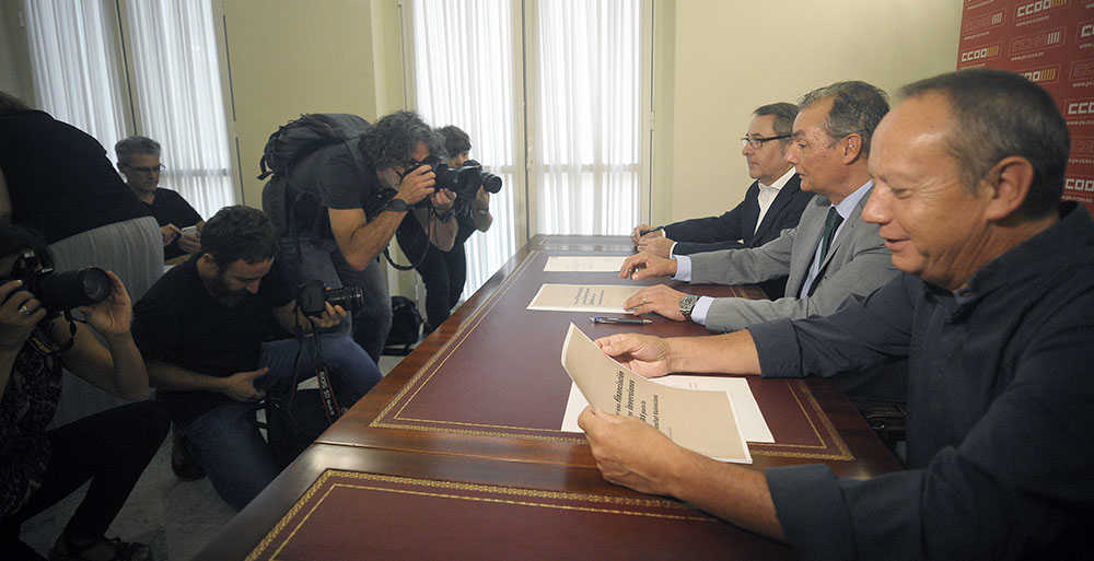 El secretari general de CCOO PV, Arturo León; el president de la CEV, Salvador Navarro i el secretari general d'UGT PV, Ismael Sáez