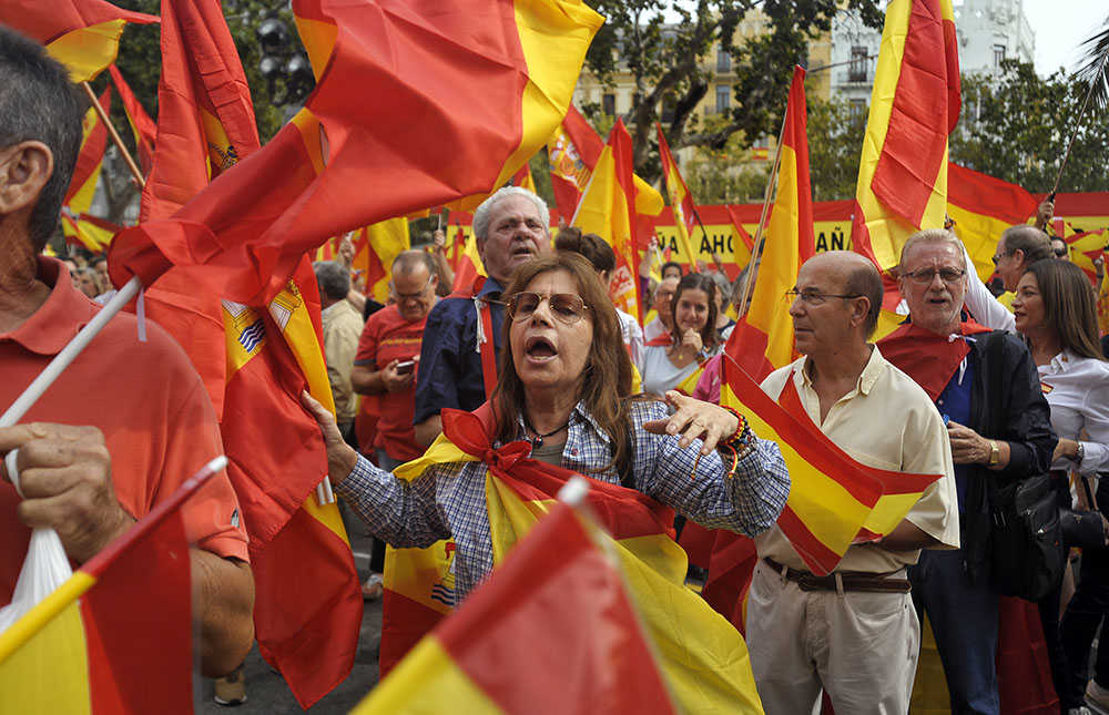 Una manifestant crida a la concentració de la plaça de l'Ajuntament de València