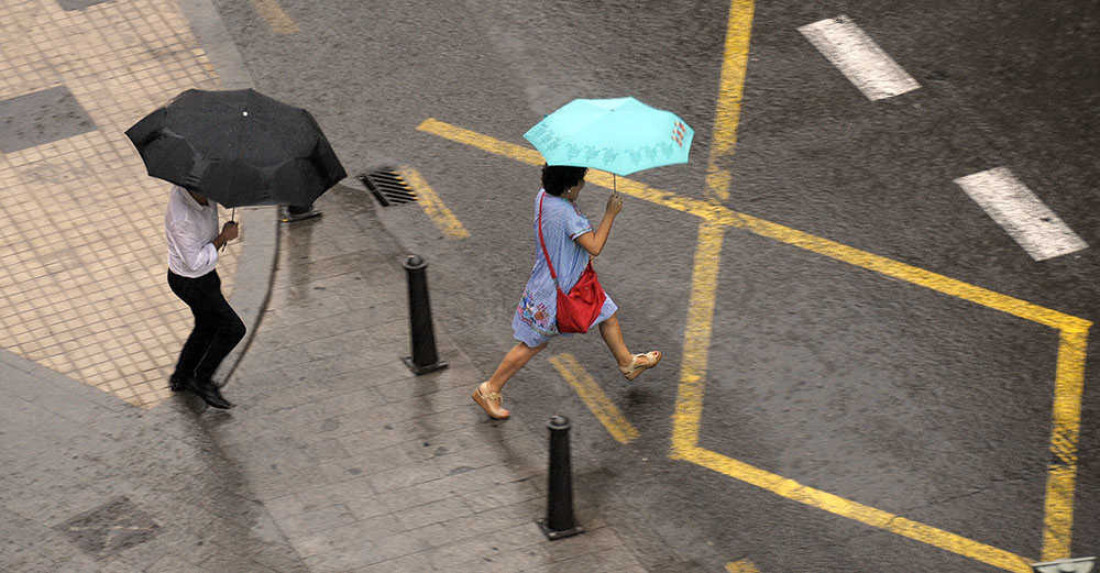 La pluja pot estar acompanyada de forts vents.