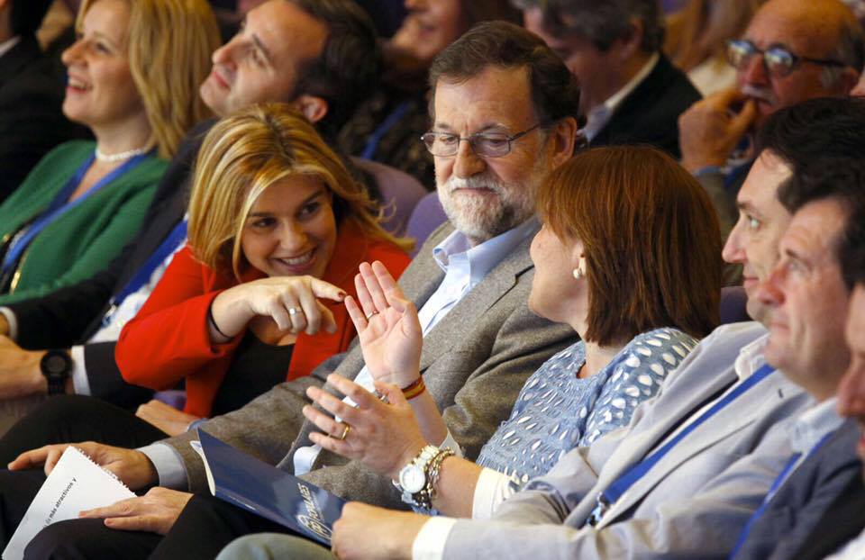 La secretària general del PPCV, Eva Ortiz (esquerra), junt a Mariano Rajoy i la líder dels populars valencians Isabel Bonig.