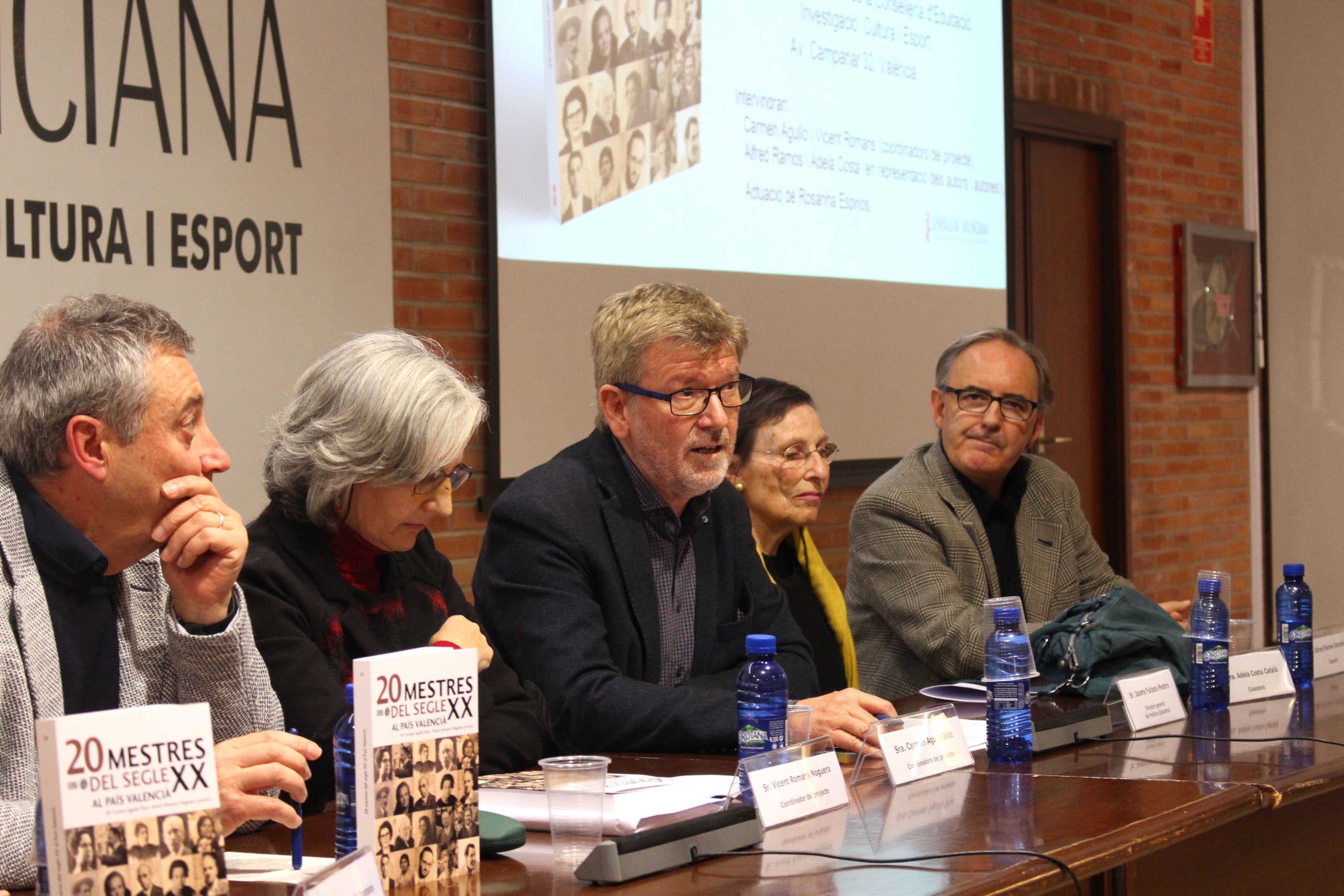 El llibre proposa un repàs a les figures rellevants de la pedagogia valenciana, al costat d’altres menys conegudes, però totes amb propostes originals i agosarades en el seu moment.