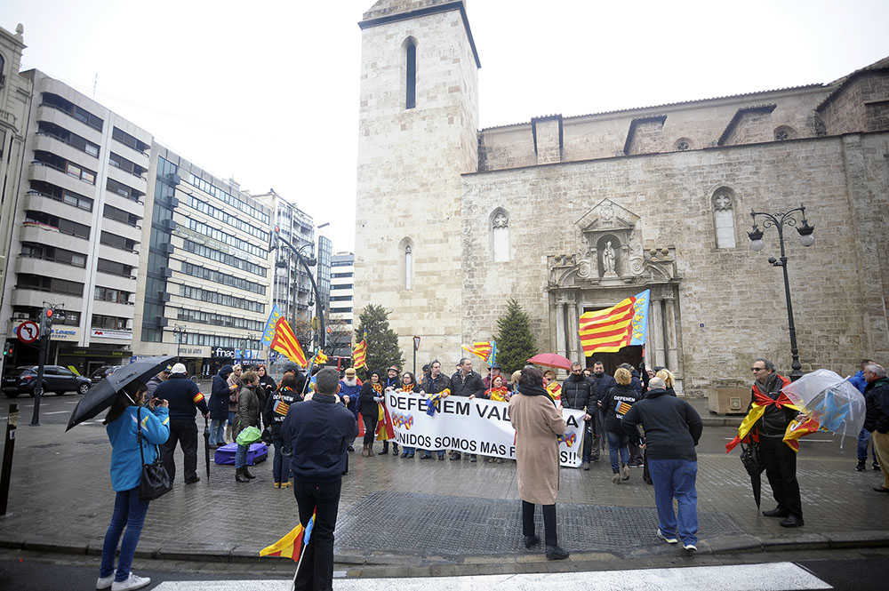 Durant la concentració han onejat banderes d'Espanya i s'han escoltat crits com "Sóc valencià, no català", "España es una y no cincuenta y una" o "Volem un alcalde que siga valencià".