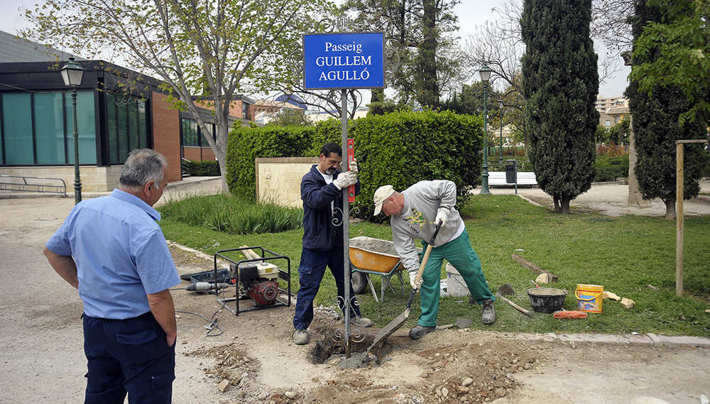 Operaris municipals han col·locat aquest dilluns la placa arrancada en la matinada de diumenge.