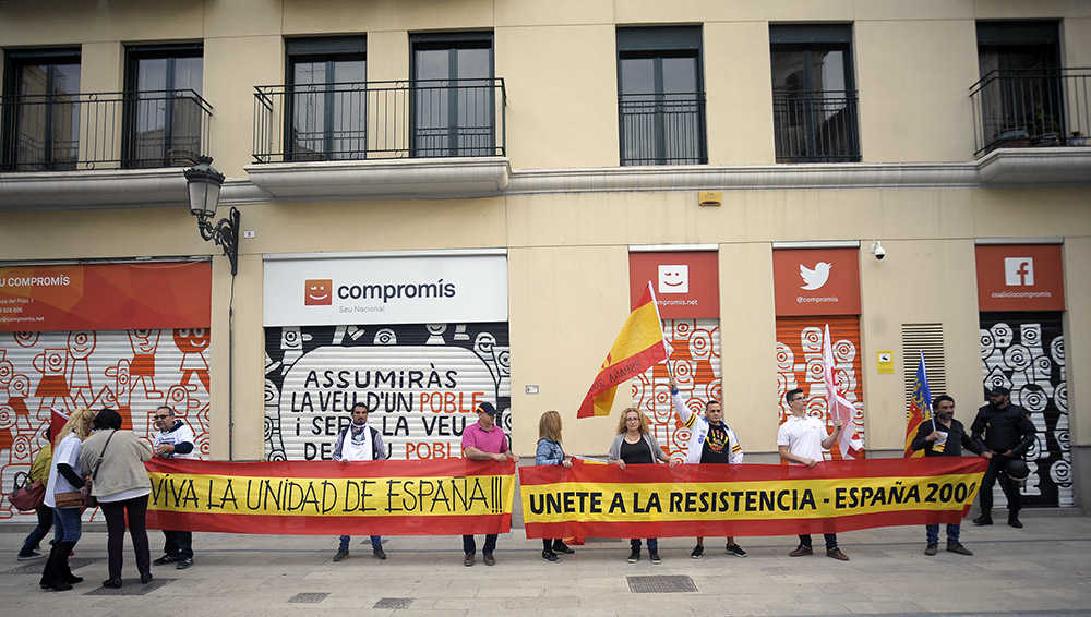 La concentració d'España 2000 davant la seu de Compromís ha obligat la coalició a tancar el seu centre de treball.