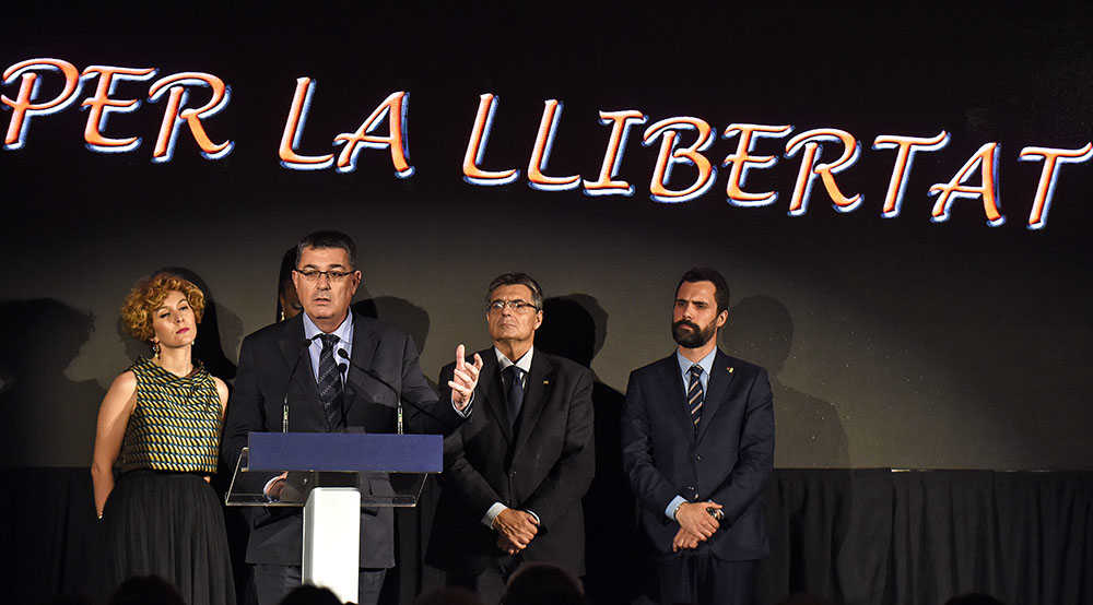 Enric Morera junt amb el president del Consell Regional de Sardenya i el president del Parlament de Catalunya, Roger Torrent, en els Premis Octubre.