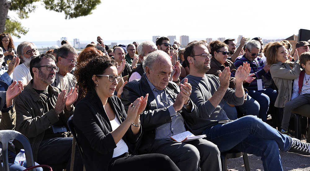 Josep Lluís Albinyana assenyala que l'església, l'exèrcit, la corona i la corrupció són murs que limiten la societat.