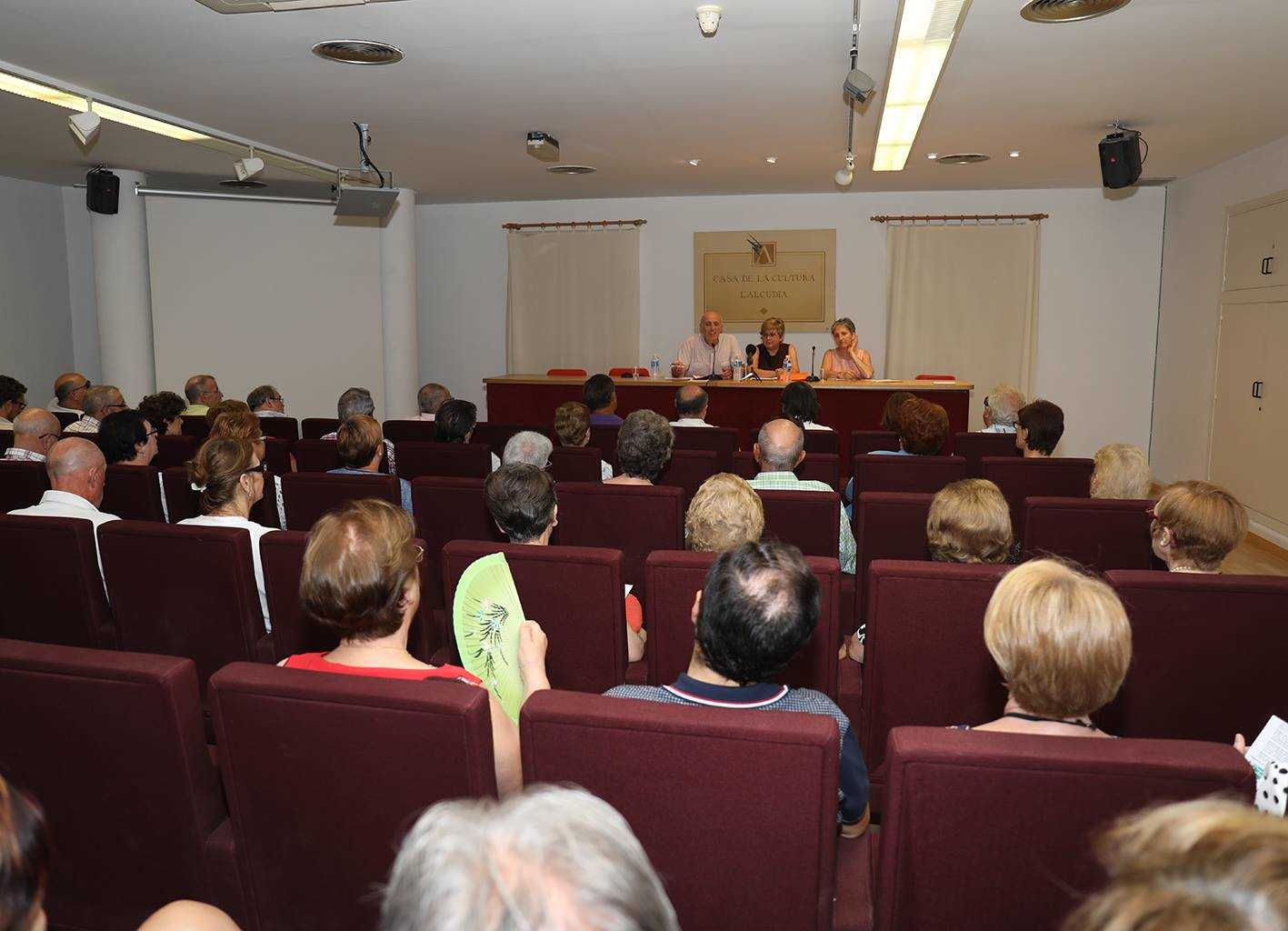 El portaveu de la plataforma, Eduard Hervàs, en una xarrada sobre la situació de l'hospital d'Alzira celebrada a l'Alcúdia.