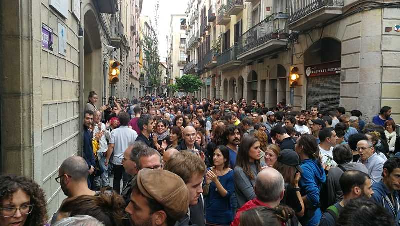Gent protegint el col·legi Cervantes de Barcelona la vesprada de l'1 d'Octubre