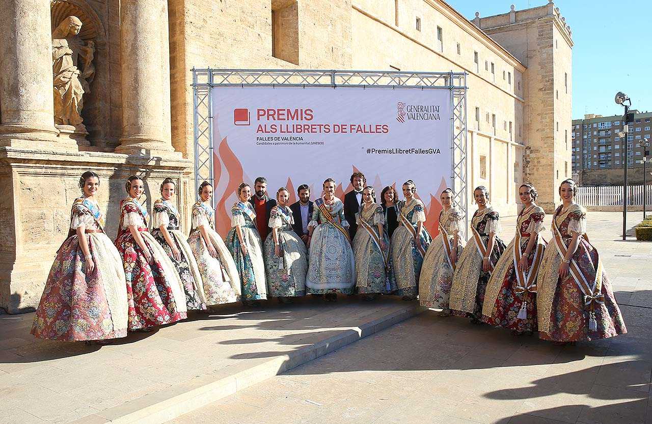 El conseller de Cultura, Vicent Marzà, i el director general de Política Lingüística, Rubén Trenzano, en el lliurament dels premis a la promoció del valencià en les Falles de 2017.