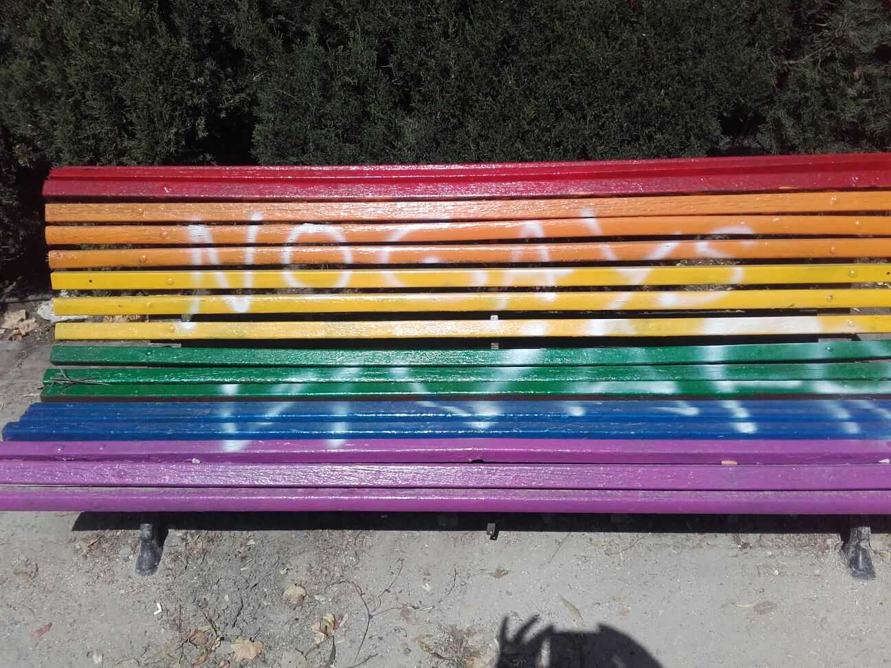 Un dels bancs amb pintades homòfobes