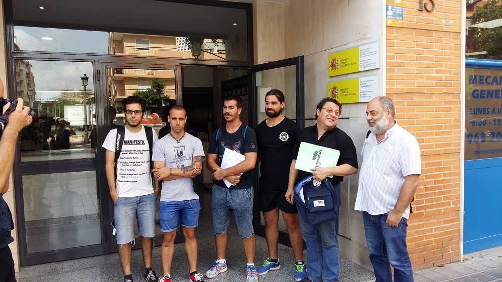 Intersindical indica en la demanda que els repartidors de Deliveroo "mantenen una vinculació mercantil fraudulenta amb l'empresa, per a mirar d'amagar una relació laboral"