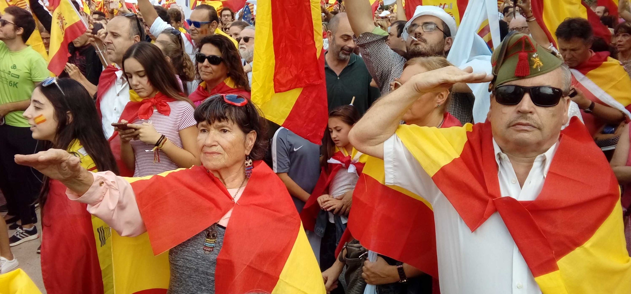 La marxa transcorre entre un silenci exterior i un bramul interior de consignes a tota gola
