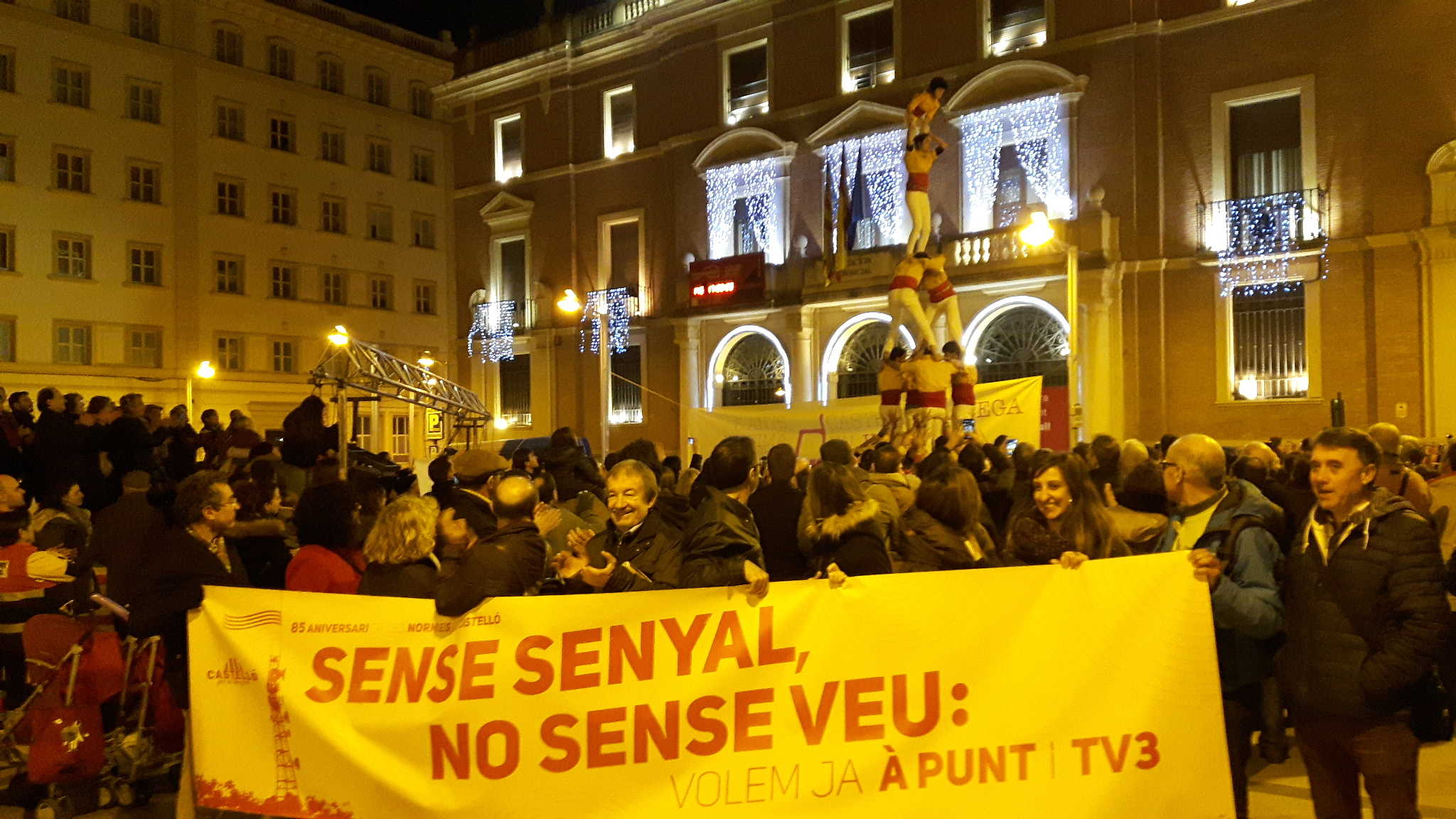 En arribar a la casa Matutano, Núria Vizcarro, de la companyia de teatre La Ravalera, ha llegit el manifest de la plataforma Castelló per la Llengua.