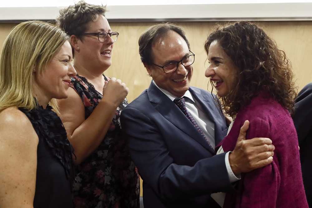 El conseller d'Hisenda, Vicent Soler,  i les secretàries autonòmiques Clara Ferrando i María José Mira saluden la ministra del ram María Jesús Montero.